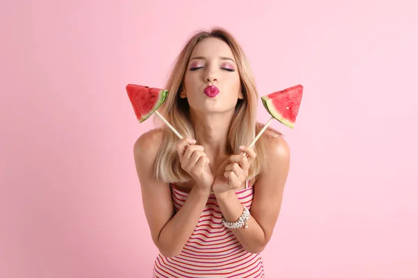 Mujer Joven Bonita Con Jugosa Sandía Sobre Fondo Color — Foto de Stock