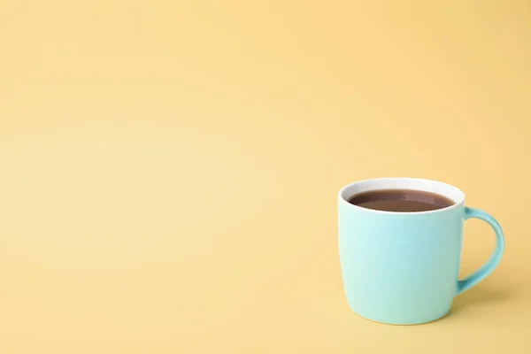 Blauwe Keramische Cup Met Warme Aromatische Koffie Kleur Achtergrond — Stockfoto