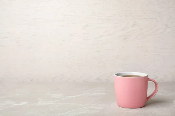 Copo Cerâmica Rosa Com Café Aromático Quente Mesa — Fotografia de Stock