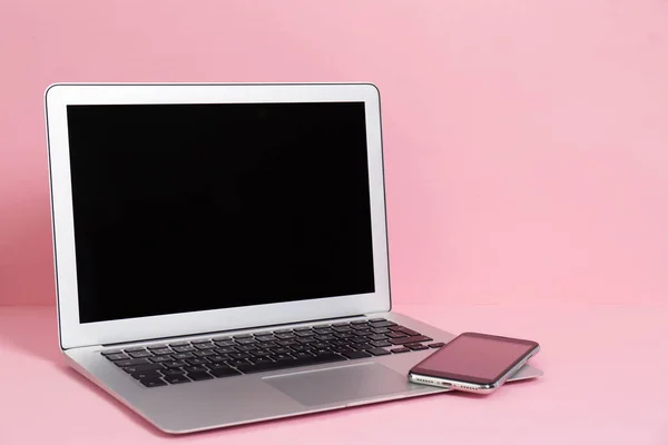 Modern Laptop Och Mobiltelefon Färg Bakgrunden — Stockfoto