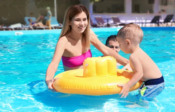 Gelukkig Gezin Met Klein Kind Rusten Openlucht Zwembad — Stockfoto