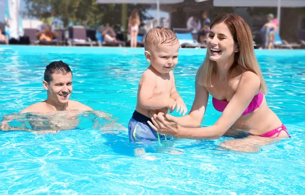 Familia Feliz Con Niño Pequeño Descansando Piscina Aire Libre — Foto de Stock