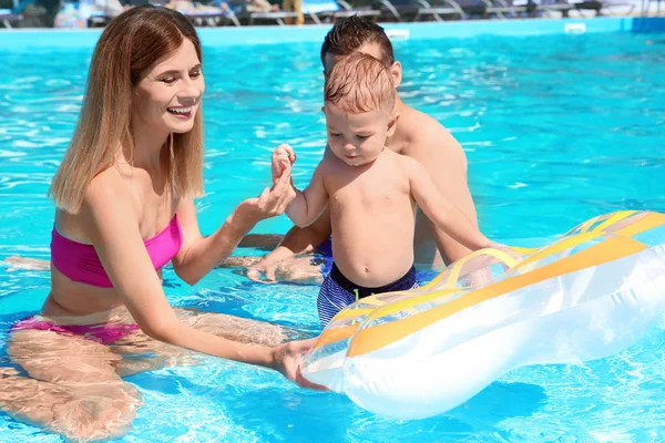 Gelukkig Gezin Met Klein Kind Rusten Openlucht Zwembad — Stockfoto