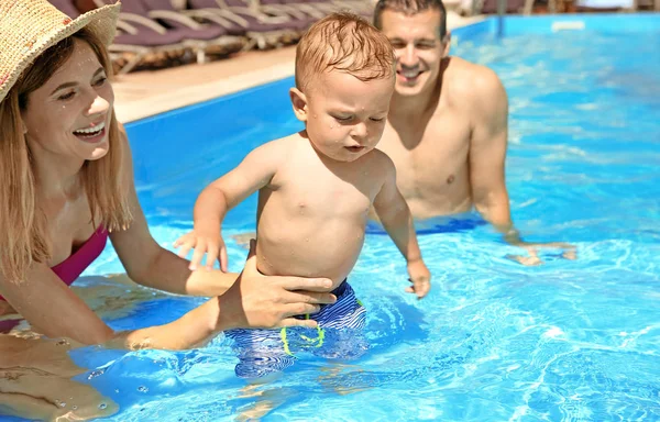 Família Feliz Com Criança Descansando Piscina Livre — Fotografia de Stock