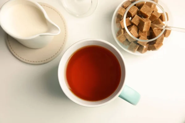 Tasse Schwarzer Tee Und Milch Auf Dem Tisch Draufsicht — Stockfoto