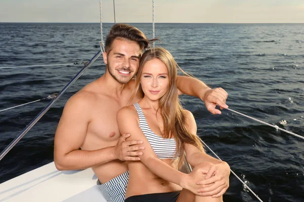 Jeune Homme Belle Petite Amie Bikini Assis Sur Yacht Couple — Photo