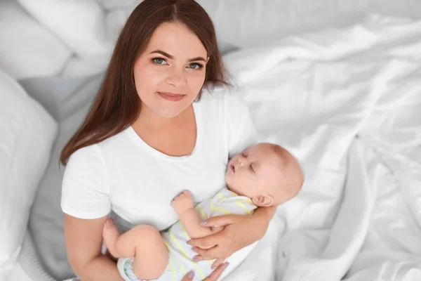 Madre Con Suo Bambino Addormentato Letto Casa — Foto Stock