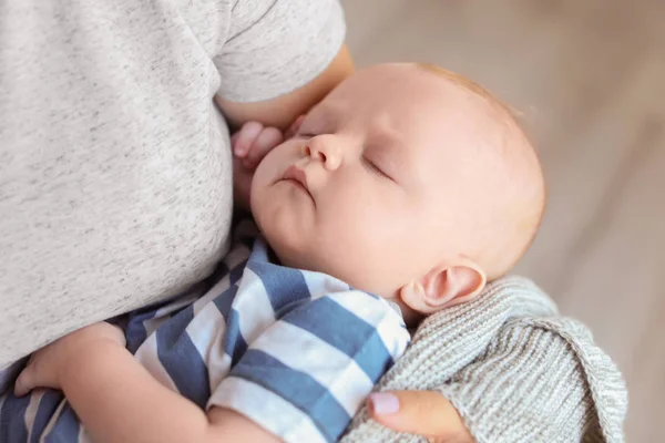 Madre Con Suo Bambino Addormentato Casa Vista Vicino — Foto Stock