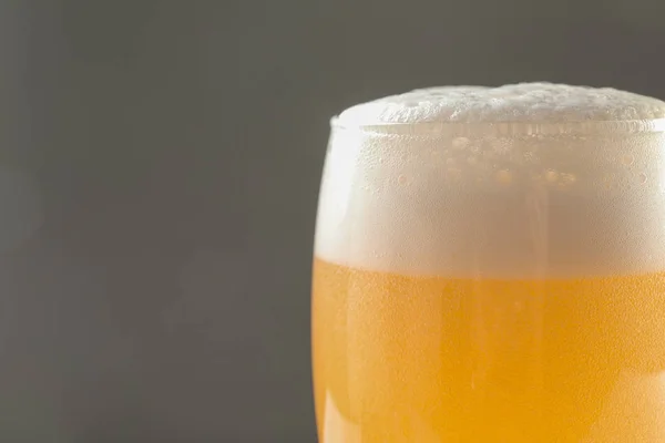 Glas Lekker Bier Met Schuim Kleur Achtergrond Close — Stockfoto