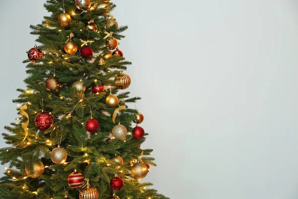 Hermoso Árbol Navidad Con Luces Hadas Decoración Festiva Sobre Fondo —  Fotos de Stock