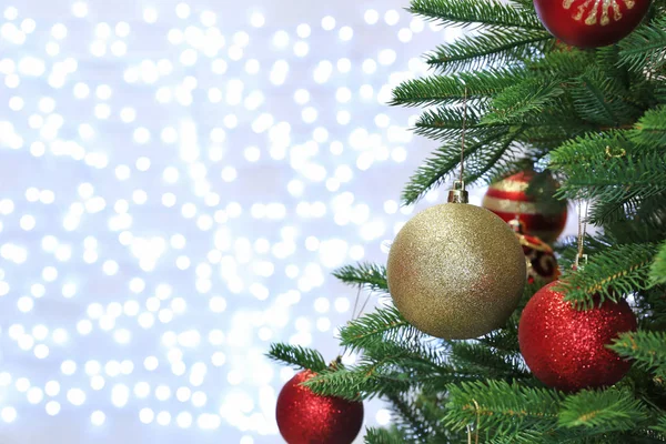 Kerstboom Met Feestelijke Inrichting Tegen Wazig Fairy Lichten — Stockfoto