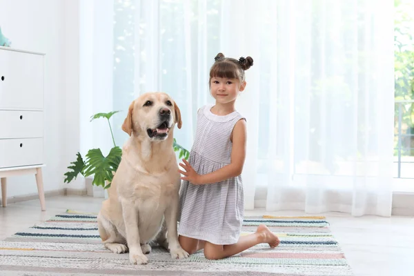 Bedårande Gula Labrador Retriever Och Liten Flicka Hemma — Stockfoto