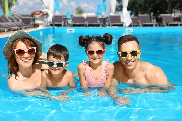 Familia Feliz Piscina Complejo —  Fotos de Stock