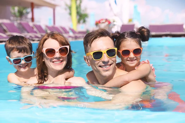 Familia Feliz Piscina Complejo — Foto de Stock