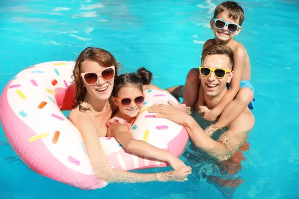 Glückliche Familie Schwimmbad Des Resorts — Stockfoto