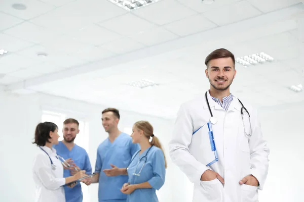 Retrato Del Médico Sus Colegas Lugar Trabajo — Foto de Stock