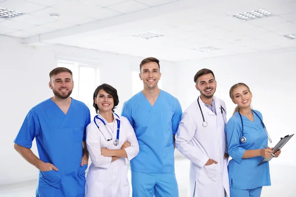 Equipo Médicos Uniformados Lugar Trabajo — Foto de Stock