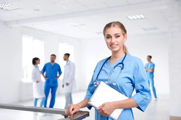 Médecin Féminin Uniforme Avec Comprimé Sur Lieu Travail — Photo