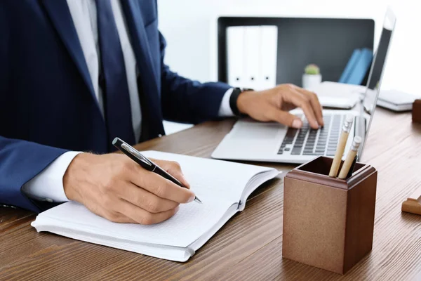 Abogado Trabajando Con Ordenador Portátil Portátil Mesa Primer Plano —  Fotos de Stock