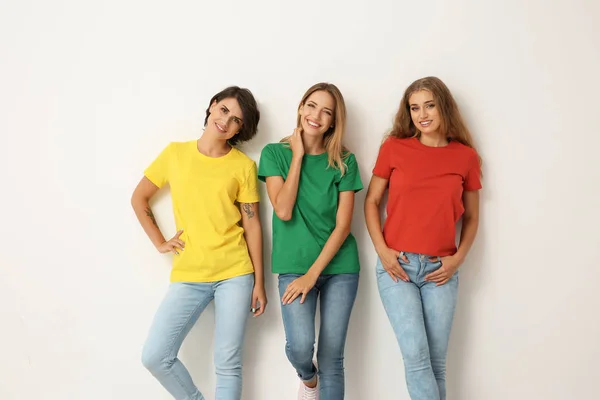 Grupo Mujeres Jóvenes Jeans Camisetas Colores Sobre Fondo Claro — Foto de Stock