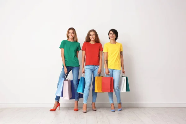 Grupo Mujeres Jóvenes Con Bolsas Compras Cerca Pared Luz —  Fotos de Stock