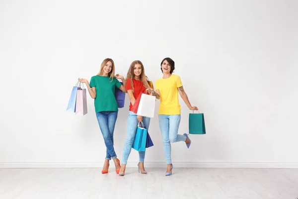 Groupe Jeunes Femmes Avec Des Sacs Provisions Près Mur Léger — Photo