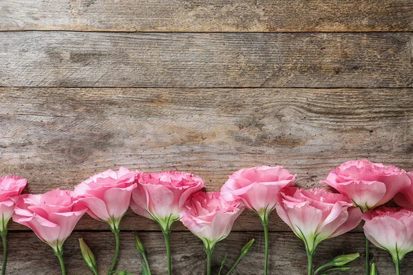 Composición Plana Con Hermosas Flores Eustoma Sobre Fondo Madera — Foto de Stock