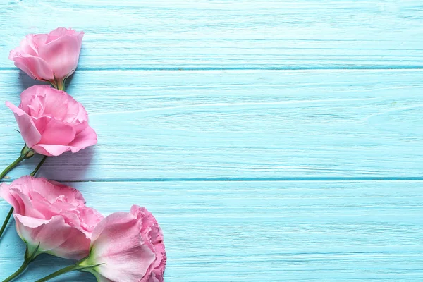 Composição Leigos Planos Com Belas Flores Eustoma Fundo Madeira — Fotografia de Stock