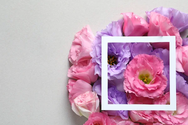 Όμορφα Λουλούδια Eustoma Και Κορνίζα Γκρίζο Φόντο — Φωτογραφία Αρχείου