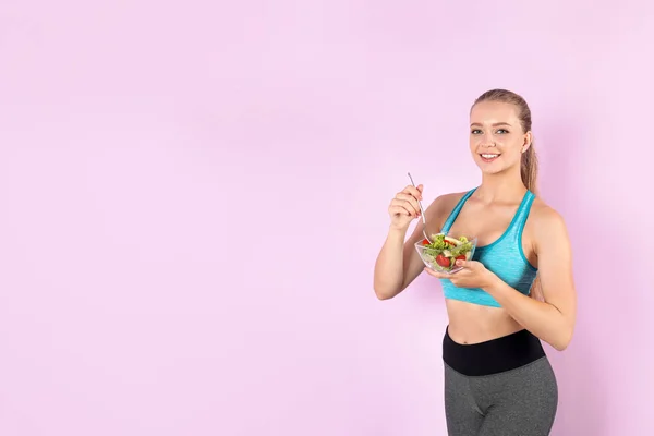Mujer Joven Con Ensalada Sobre Fondo Color Dieta Saludable —  Fotos de Stock