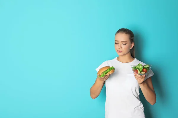 Jovem Com Salada Hambúrguer Fundo Cor Dieta Saudável — Fotografia de Stock