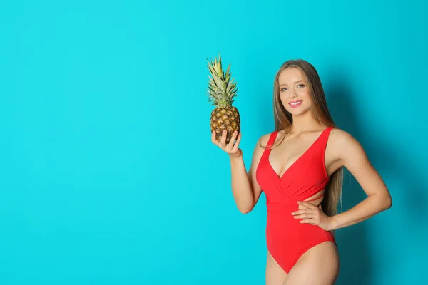 Schöne Frau Mit Ananas Bikini Auf Farbigem Hintergrund — Stockfoto