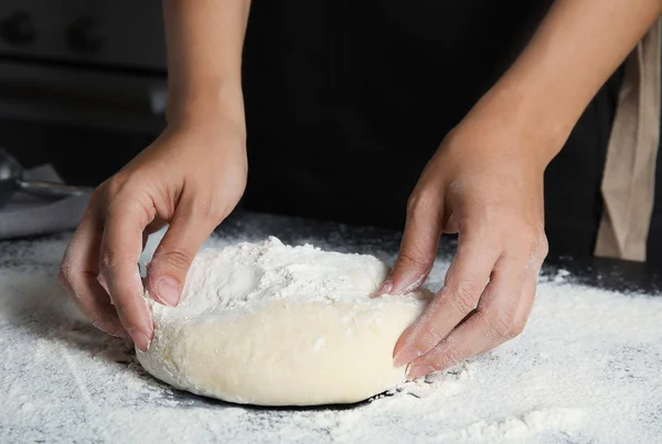 Donna Che Pasta Pasticceria Sul Tavolo — Foto Stock