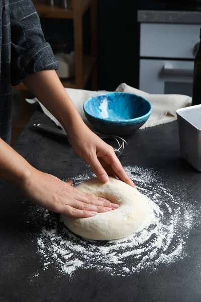 Frau Knetet Teig Für Gebäck Auf Tisch — Stockfoto