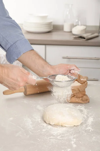 Homem Polvilhando Massa Para Pastelaria Com Farinha Mesa — Fotografia de Stock