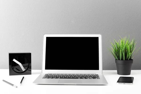 Moderner Laptop Auf Tisch Gegen Graue Wand Attrappe Mit Platz — Stockfoto