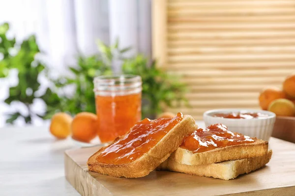 Bröd Med Välsmakande Aprikos Sylt Träskiva — Stockfoto