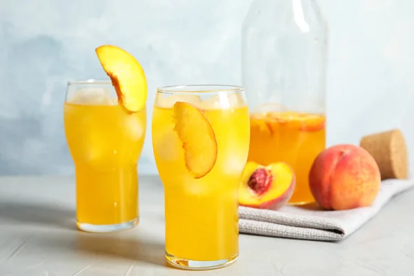 Heerlijke Peach Cocktail Glazen Tafel Verfrissend Drankje — Stockfoto