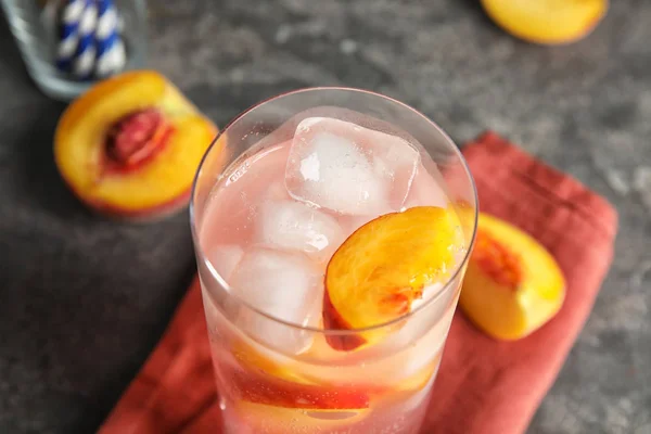 Välsmakande Persika Cocktail Glas Bordet Närbild Svalkande Dryck — Stockfoto