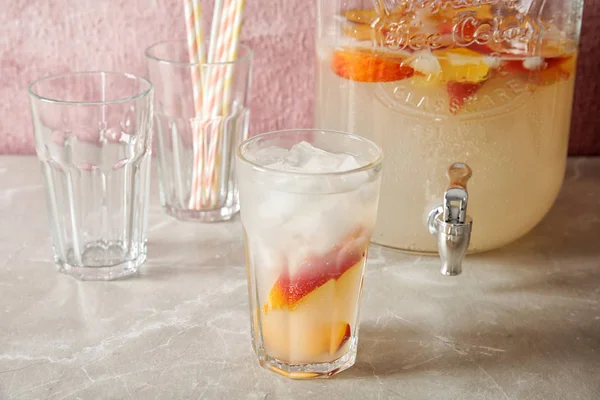 Persika Cocktail Glas Och Burk Med Tryck Bordet Svalkande Dryck — Stockfoto