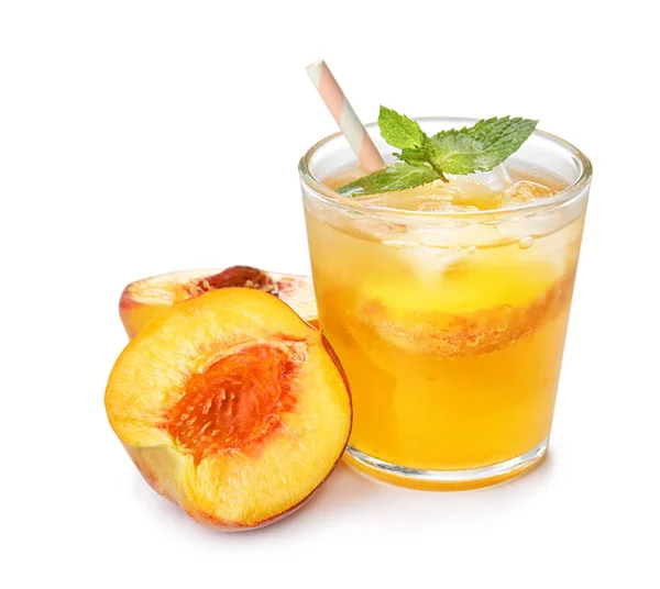 玻璃桃鸡尾酒和白色背景新鲜水果 — 图库照片