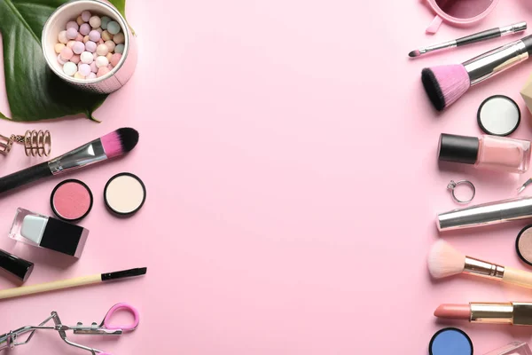 Composición Plana Con Productos Para Maquillaje Decorativo Sobre Fondo Rosa — Foto de Stock