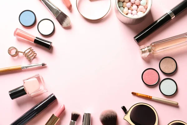 Composición Plana Con Productos Para Maquillaje Decorativo Sobre Fondo Rosa — Foto de Stock