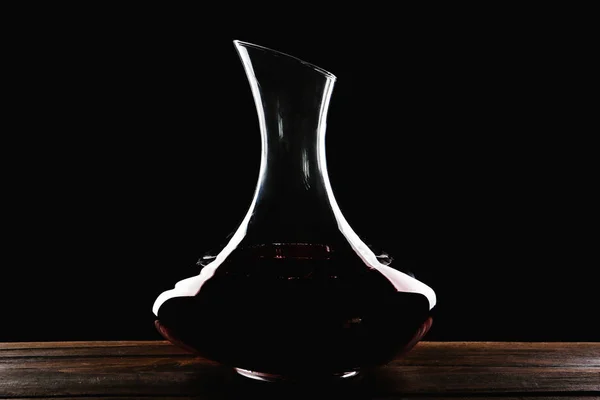 Elegante Decantador Con Vino Tinto Sobre Mesa Sobre Fondo Oscuro — Foto de Stock