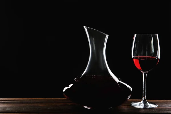 Элегантный Графин Бокал Красным Вином Столе Темном Фоне — стоковое фото