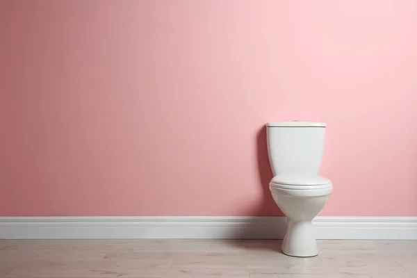 Nieuwe Keramische Toiletpot Buurt Van Kleur Muur Met Ruimte Voor — Stockfoto