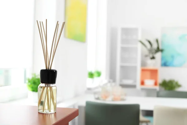 房间桌上的芳香芦苇空气清新剂 — 图库照片