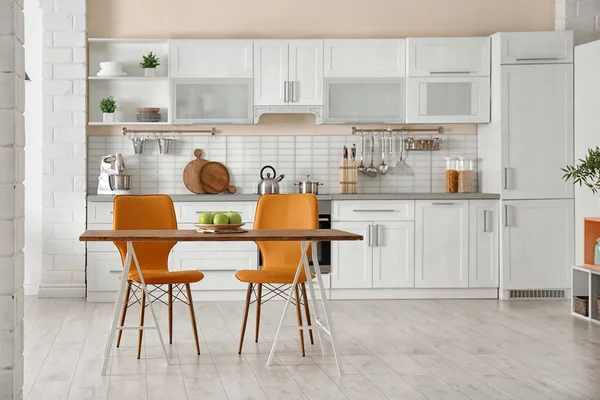 Interior Cozinha Elegante Com Mesa Jantar Cadeiras — Fotografia de Stock