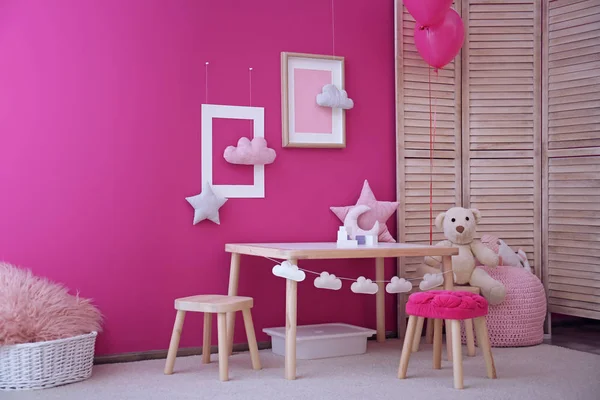 Modernes Interieur Des Kinderspielzimmers Mit Tisch Stühlen Und Spielzeug — Stockfoto