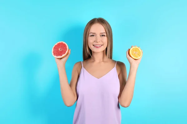 Slanke Vrouw Met Citrusvruchten Kleur Achtergrond Gezonde Voeding — Stockfoto